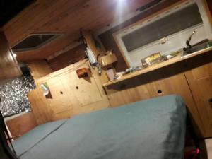 uma vista sobre um quarto com uma cozinha e uma cama em Van à louer au pied des pistes em Bourg-Saint-Maurice
