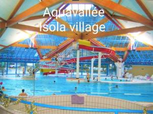 duży basen z ludźmi w wodzie w obiekcie Balcon plein Sud sur les pistes w mieście Isola 2000