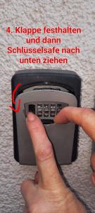 uma pessoa a segurar um telemóvel com a mão em Fewo-Knaus em Holzminden