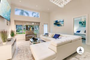 - un salon avec un canapé et une table dans l'établissement Bnb Hyperion - 5BR 3BA Home w Pool, Lounge & Deck, à Miami
