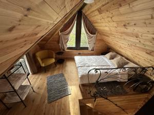 1 dormitorio con 1 cama en una cabaña de madera en Ozoni & Sauna, en Sopot