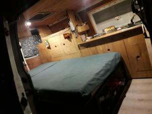 uma vista interior de uma caravana com um sofá num quarto em Van à louer au pied des pistes em Bourg-Saint-Maurice