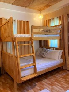 にあるCABIN C at Bigang Munti Beach Resortの二段ベッド2組が備わる客室です。