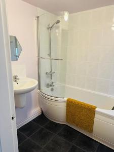 ein Badezimmer mit Dusche, Badewanne und Waschbecken in der Unterkunft The Garden Room in Filey + 6 Fotos