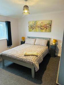 ein Schlafzimmer mit einem Bett und einem Wandgemälde in der Unterkunft The Garden Room in Filey