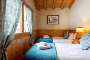 Кровать или кровати в номере Chalet Melusine - Big Chalet w Spa, Huge Terrace, Views & Privacy!