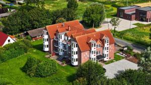 une vue aérienne sur une maison avec un toit orange dans l'établissement CNS24b19 Ein-Raum App BalkonGarten, à Cappel-Neufeld