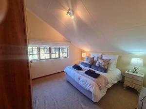 Postel nebo postele na pokoji v ubytování Stonefields 3 Bedroom Charmer + 35 fotografií