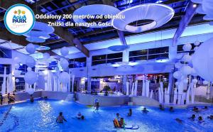 un grupo de personas en una piscina en un parque acuático en AQUA HOUSE en Sopot