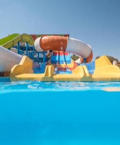 Hurghada Long Beach Resort في الغردقة: حديقة مائية مع زحليقة مائية في المسبح