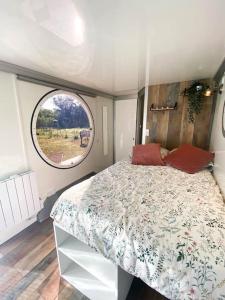 Llit o llits en una habitació de Tiny House sCarabane Jacuzzi à la campagne