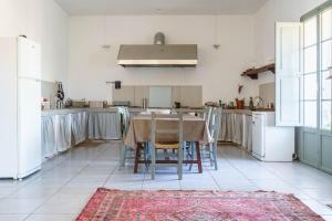a kitchen with a table and chairs in it at Sa Palmera in Montuiri