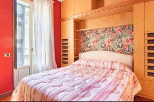 1 dormitorio con 1 cama grande y paredes rojas en Parcheggio & idromassaggio Brera, en Milán