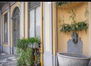 un edificio con macetas al costado. en Parcheggio & idromassaggio Brera, en Milán