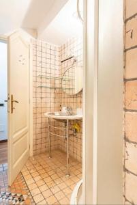 Baño pequeño con lavabo y espejo en Parcheggio & idromassaggio Brera, en Milán