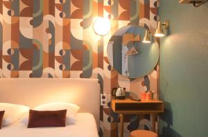 Cama o camas de una habitación en Hotel Arc-En-Ciel Colmar Contact Hotel