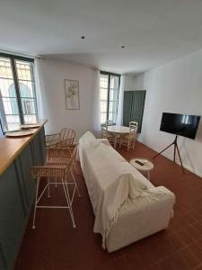 a bedroom with a bed and a table and chairs at hypercentre, appartement coquet en rez-de-chaussée in Perpignan