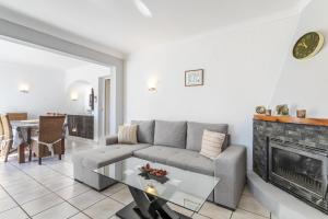 ein Wohnzimmer mit Couch und Kamin in der Unterkunft Villa Piscine à la Fustera Benissa in Benissa