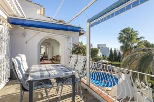 eine Terrasse mit Tisch und Stühlen auf einem Balkon in der Unterkunft Villa Piscine à la Fustera Benissa in Benissa