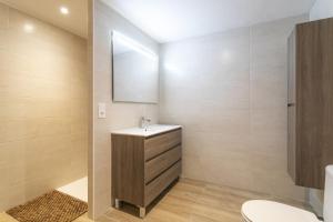 Ein Badezimmer in der Unterkunft Villa Piscine à la Fustera Benissa