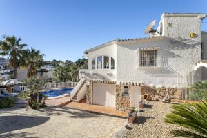 una grande casa bianca con piscina di Villa Piscine à la Fustera, Benissa a Benissa