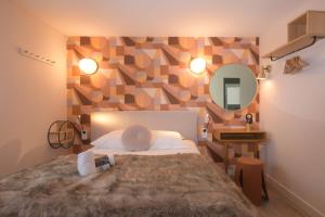 Cama o camas de una habitación en Hotel Arc-En-Ciel Colmar Contact Hotel