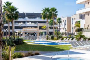 ośrodek z basenem i palmami w obiekcie Flamenca Village w mieście Orihuela Costa
