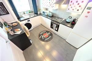 Кухня или мини-кухня в SUPERB 4 BEDROOM FLAT in THE HEART OF CAMDEN TOWN
