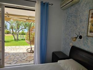 Posteľ alebo postele v izbe v ubytovaní Glyfada Beachfront Apartment A3g