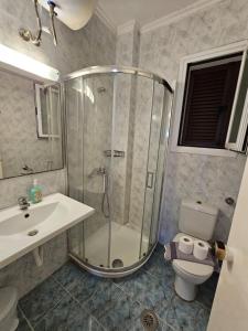 Kúpeľňa v ubytovaní Glyfada Beachfront Apartment A3g