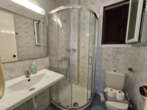 Kúpeľňa v ubytovaní Glyfada Beachfront Apartment A3g