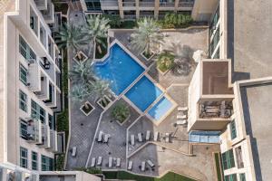 een uitzicht op een zwembad in het midden van een gebouw bij Burj Views Tower 2, Downtown- 2BR Apartment - Allsopp&Allsopp in Dubai
