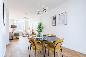 a dining room with a table and chairs at Charming through-apartment renovated and equipped! in Marcq-en-Baroeul