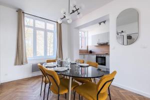 uma sala de jantar com mesa e cadeiras em Charming through-apartment renovated and equipped! em Marcq-en-Baroeul