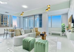 Гостиная зона в bnbmehomes - 54th Floor Sea View - Heart of Marina - 5407