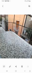 une photo d'un balcon d'un bâtiment dans l'établissement Al casale, à Capriglia