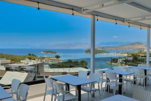 a view of the ocean from a restaurant with tables and chairs at Hotel Siars in Ksamil