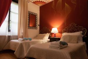A bed or beds in a room at Wonderful Villa Between Como And Milano Még 36 kép