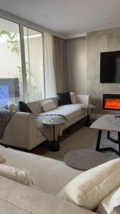a living room with a couch and a fireplace at بيت عطلات مفروش بالخبر in Al Khobar