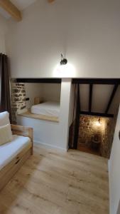 een slaapkamer met een bed en een open haard in een kamer bij Cal Rei in Grañena de Cervera