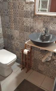 セビリアにあるSEVILLA ROOM, VIEW TO THE CITYの洗面台とトイレ付きのバスルーム