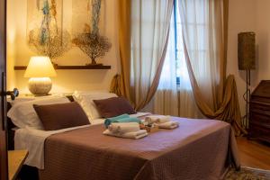 A bed or beds in a room at Wonderful Villa Between Como And Milano