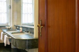 A bathroom at Wonderful Villa Between Como And Milano