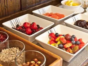 stół z białymi miseczkami pełnymi owoców i warzyw w obiekcie Hill Crest Country Guest House w mieście Newby Bridge