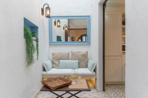 un soggiorno con divano e tavolo di Casa Azul by Hello Homes Sitges a Sitges