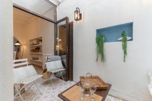 un soggiorno con tavolo e sedia di Casa Azul by Hello Homes Sitges a Sitges