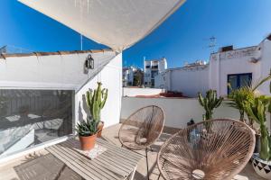 balcone con sedie e cactus sul tetto di Casa Azul by Hello Homes Sitges a Sitges
