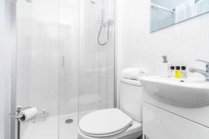 Bathroom sa Amber Suite Moseley Mews by StayStaycations
