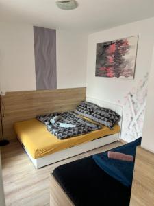 1 dormitorio con 1 cama en una habitación en Sweet Dream Guesthouse en Szeged