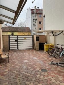 uma garagem com bicicletas estacionadas ao lado de um edifício em Sweet Dream Guesthouse em Szeged